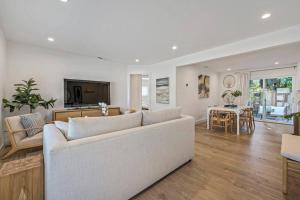 uma sala de estar com um sofá branco e uma mesa em Chic and Comfy Home in the Heart of Silicon Valley em Mountain View