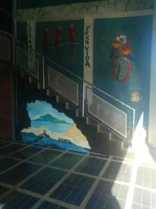 een kamer met een schilderij aan de muur bij Apartments Pura Vida in Alajuela