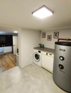 lavadero con lavadora y secadora en Apartament Pastelowy Gdańsk 40 metrów z widokiem na ogród, en Gdansk