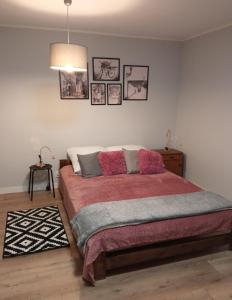 Ένα ή περισσότερα κρεβάτια σε δωμάτιο στο Apartament Pastelowy Gdańsk 40 metrów z widokiem na ogród