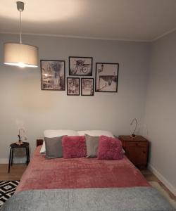 Ένα ή περισσότερα κρεβάτια σε δωμάτιο στο Apartament Pastelowy Gdańsk 40 metrów z widokiem na ogród