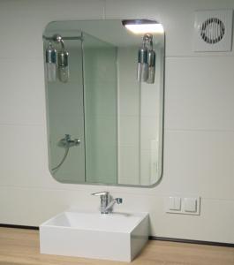 baño con lavabo y espejo grande en Apartament Pastelowy Gdańsk 40 metrów z widokiem na ogród, en Gdansk
