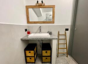 baño con lavabo, espejo y escalera en Maison Etoile - Pila n 0042 en Pila