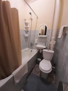 ein Badezimmer mit einem WC, einem Waschbecken und einer Badewanne in der Unterkunft Apartment near the train station in Lwiw