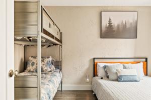 a bedroom with a bunk bed next to a bunk bedskirts at First Class Location in Big Bear Lake