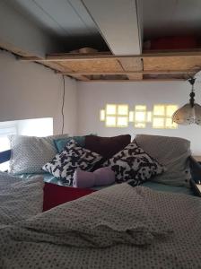 Postel nebo postele na pokoji v ubytování Základna - Minibyt Zdíkov