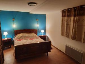 - une chambre avec un lit aux murs bleus et 2 lampes dans l'établissement Appartement 5 pers entièrement rénové dec 2022 classé meublé de tourisme 3 étoiles emplacement unique a Autrans prestations de qualité, à Autrans