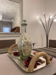 szklaną butelkę siedzącą na stole w obiekcie Crimson Suite: 1-bedroom apartment in Thessaloniki w Salonikach