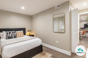 Кровать или кровати в номере Baltimore's Best Home Away From Home apts
