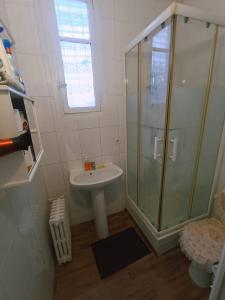 uma casa de banho com um chuveiro e um lavatório. em Rose em Villejuif
