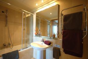 Bilik mandi di Lets Holidays Apartment Sea Views in Barcelona +37 gambar