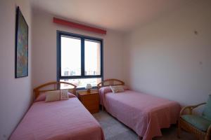 Lets Holidays Apartment Sea Views in Barcelona 객실 침대