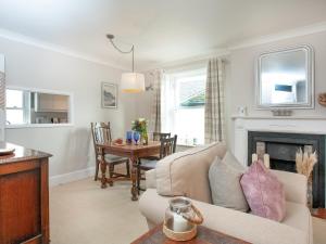 uma sala de estar com um sofá e uma mesa em Upper Forge em Malborough