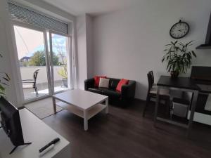 sala de estar con sofá y mesa en Apartment Voria, en Hamm