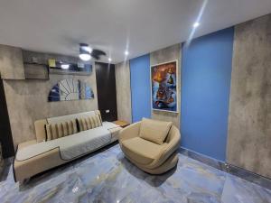 a living room with a couch and a chair at 55-8 Lindo apartamento. in Panama City