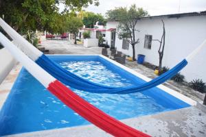 - un hamac avec le drapeau cubain peint sur lui dans l'établissement Hostal Casa Bohemia, à Mérida