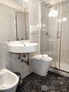 y baño con lavabo, aseo y ducha. en Hotel Milazzo Roma en Roma