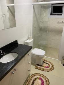 uma casa de banho com um WC, um lavatório e um chuveiro em Aptos Weber em Gramado