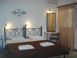 A bed or beds in a room at Iron House