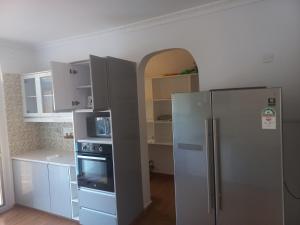 uma cozinha com um frigorífico de aço inoxidável e um forno em Villa Duran - 5 bedrooms em Ukunda