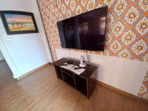 um quarto com uma televisão numa parede com uma mesa em Villa Duran - 5 bedrooms em Ukunda