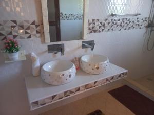 ウクンダにあるVilla Duran - 5 bedroomsの洗面台が2つと鏡があるバスルーム +14枚の写真