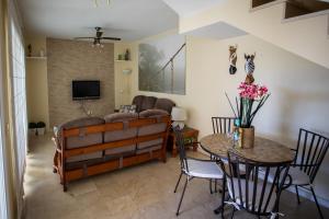 - un salon avec un canapé et une table dans l'établissement Orquídea Holiday Modern House, à Mogán