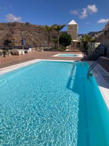 une grande piscine avec de l'eau bleue dans l'établissement Orquídea Holiday Modern House, à Mogán