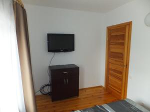 パランガにあるGuest Houseのベッドルーム1室(テレビ付)、ドレッサーが備わります。