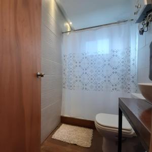 łazienka z toaletą i prysznicem w obiekcie ALMA VERDE BUNGALOWS w mieście La Paloma
