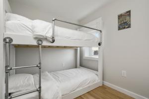 a bedroom with two bunk beds in a room at Cozy Ba Townhome Near Little Italy I Fells Point in Baltimore