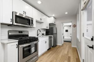 Gallery image of Cozy Ba Townhome Near Little Italy I Fells Point in Baltimore +18 photos