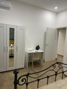 una camera con letto, tavolo e scrivania di Airport security 161 a Napoli