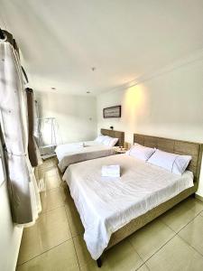 een slaapkamer met 2 bedden in een kamer bij Ipoh Deluxe Family Home in Ipoh