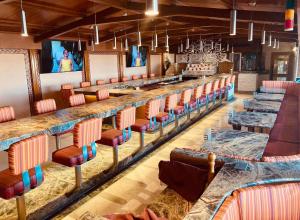 un restaurant avec des chaises et des tables dans une pièce dans l'établissement Cabo Vista Hotel Adults Only, à Cabo San Lucas
