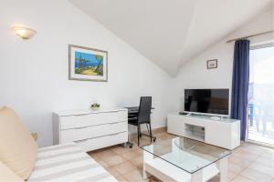 TV a/nebo společenská místnost v ubytování Apartments with WiFi Rovinj - 9702