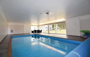 una piscina en una casa con una ventana grande en Cozy Home In Otterbcken With Wifi en Otterbäcken