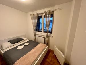 Ein Bett oder Betten in einem Zimmer der Unterkunft Apartman Uma Sarajevo #freeparking