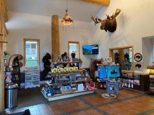 una habitación con una tienda con en Moose Creek Lodge & Suites, en Cody