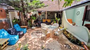 a patio with a table and chairs in a yard at Bamboo Paradise in Padangbai