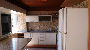 Kuchyň nebo kuchyňský kout v ubytování COBERTURA COM CHURRASQUEIRA E PISCINA.