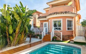 Los UrrutiasにあるBeautiful Home In Cartagena With 3 Bedrooms, Wifi And Outdoor Swimming Poolのヴィラ(家の前にスイミングプール付)