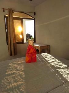 圣马科斯拉拉古纳Hotel Berena的睡床上的红色包