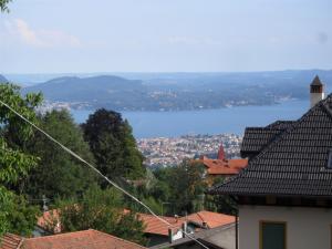 a view of a city with a lake in the background at Casetta dei Lupi in Miazzina