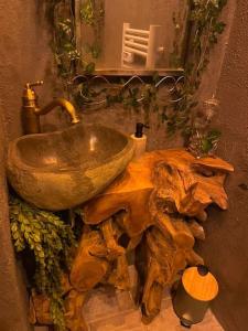 - un lavabo installé au-dessus d'une table en bois dans l'établissement NEWS * Le Gîte de l’Anneau* Insolite, à Verdun-sur-Meuse