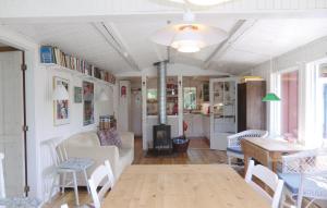 En sittgrupp på Stunning Home In Ljungbyhed With 3 Bedrooms, Sauna And Wifi