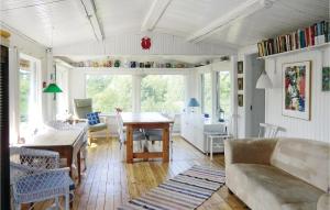 En sittgrupp på Stunning Home In Ljungbyhed With 3 Bedrooms, Sauna And Wifi