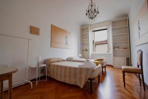 - une chambre avec un lit, une table et une fenêtre dans l'établissement Casa D'artista - charming apartment + Parking, à Turin