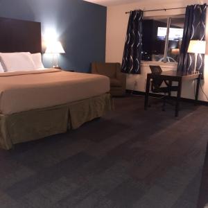 เตียงในห้องที่ Americas Best Value Inn Phenix City