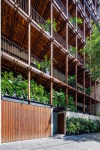 um edifício com plantas ao lado dele em Ana Polanco Apartments em Cidade do México